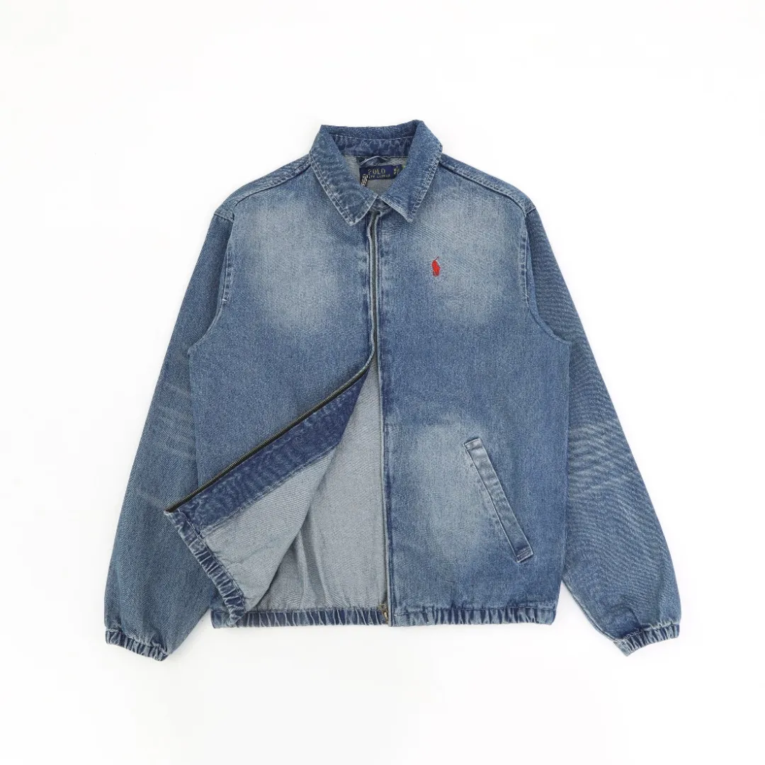 P350 #R17 Ralph Lauren unisex denim jacket with zipper and small label. The classic jacket style, neat lines outline a generous outline, and the short and slim design can quietly lengthen the leg lines visually, instantly achieving the stunning effect of making you taller and slimmer, helping you easily create enviable long legs. The practical pockets on both sides of the front body can not only store mobile phones and keys easily, but also cleverly add a bit of casualness to the overall shape, perfectly blending fashion and practicality. Moreover, the fabric has been specially treated to be soft and wear-resistant, and the comfort level is straight forward. In terms of matching, you can wear it as you like. Pair it with a simple white T-shirt, straight jeans and sneakers on the lower body. It is easy to control the looseness when going out on the street every day. If you wear it with leather boots and a floral skirt, you can create a romantic feeling of western style. I really love it, so it’s not a waste to buy it! Color: Washed Blue Size: S-XL S: Bust 118 Length 70 Sleeve Length 68 Shoulder Width 50 M: Bust 122 Length 72 Sleeve Length 69 Shoulder Width 51 L: Bust 126 Length 74 Sleeve Length 70 Shoulder Width 52 XL: Bust 130 Length 76 Sleeve Length 71 Shoulder Width 53